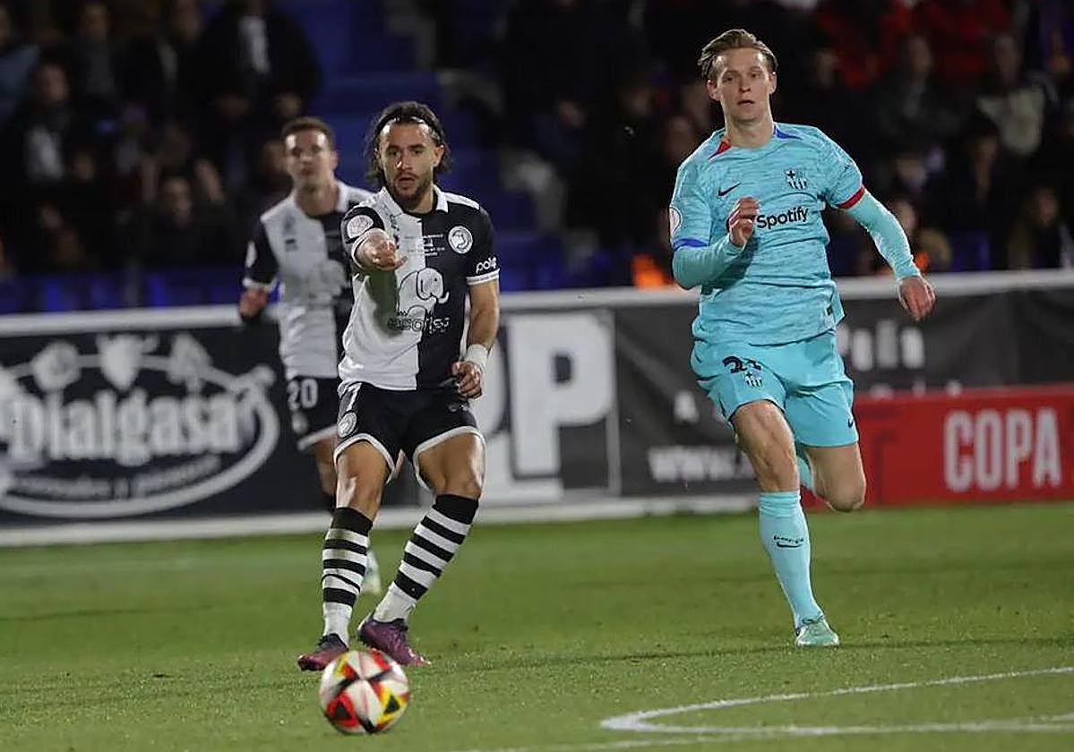 Losada y De Jong disputan un balón durante el partido de Copa.