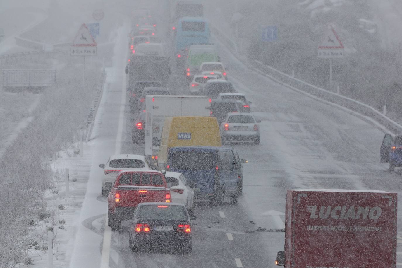 Atrapados varios vehículos en la A-66 por la nieve