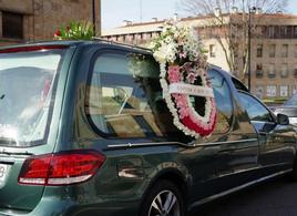 Un coche fúnebre circula por una calle de Salamanca.