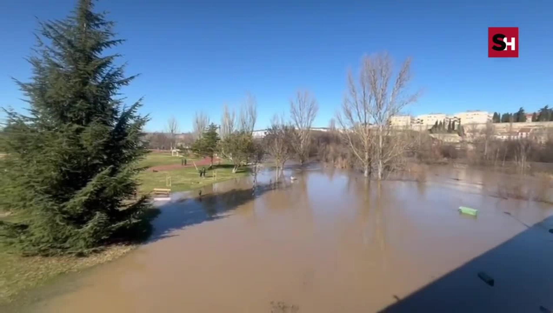 Así de crecido está El Tormes a su paso por el Puente Romano tras la borrasca Juan