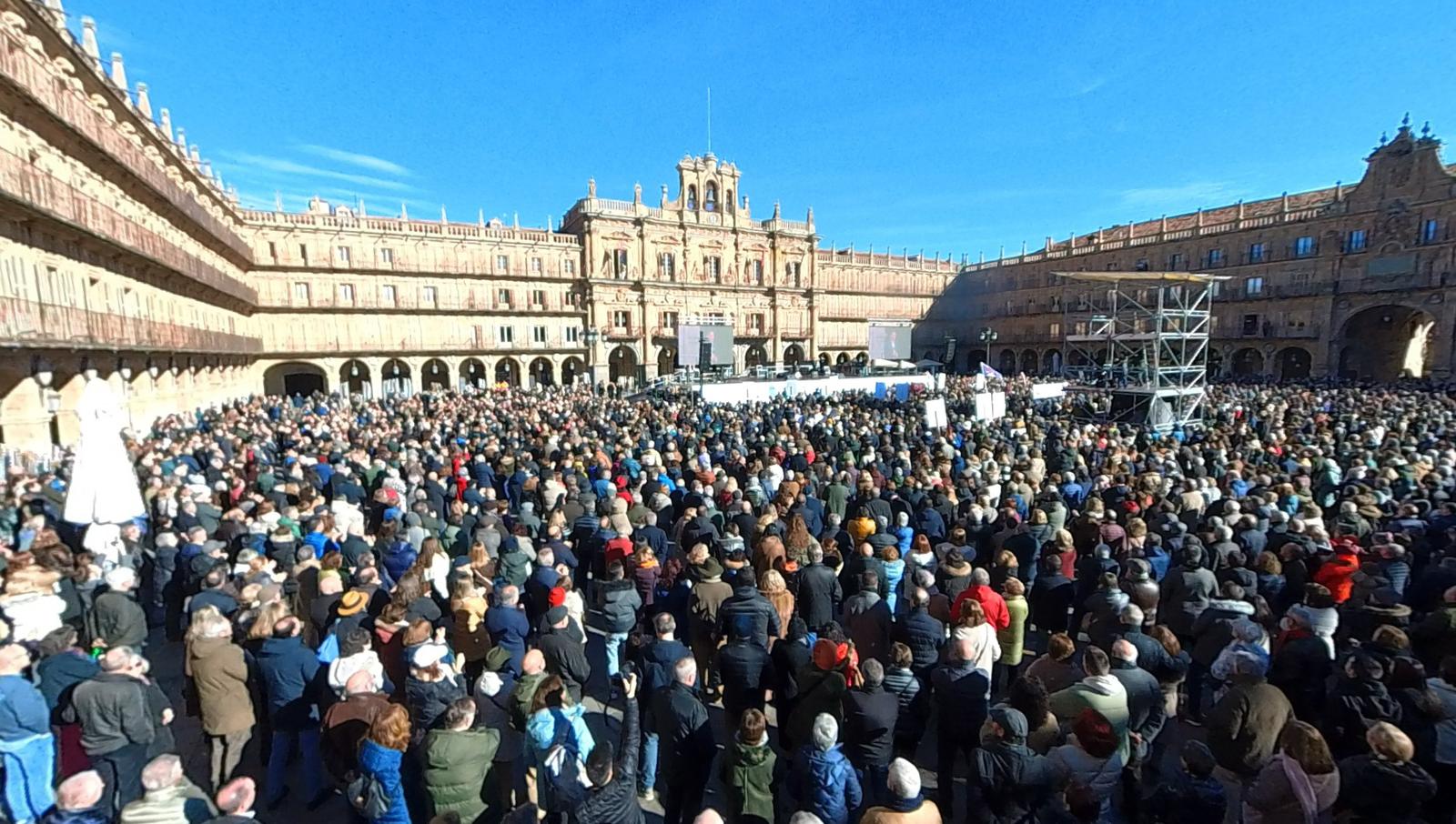 Una Plaza Mayor abarrotada exige &#039;un tren de futuro&#039; en Salamanca