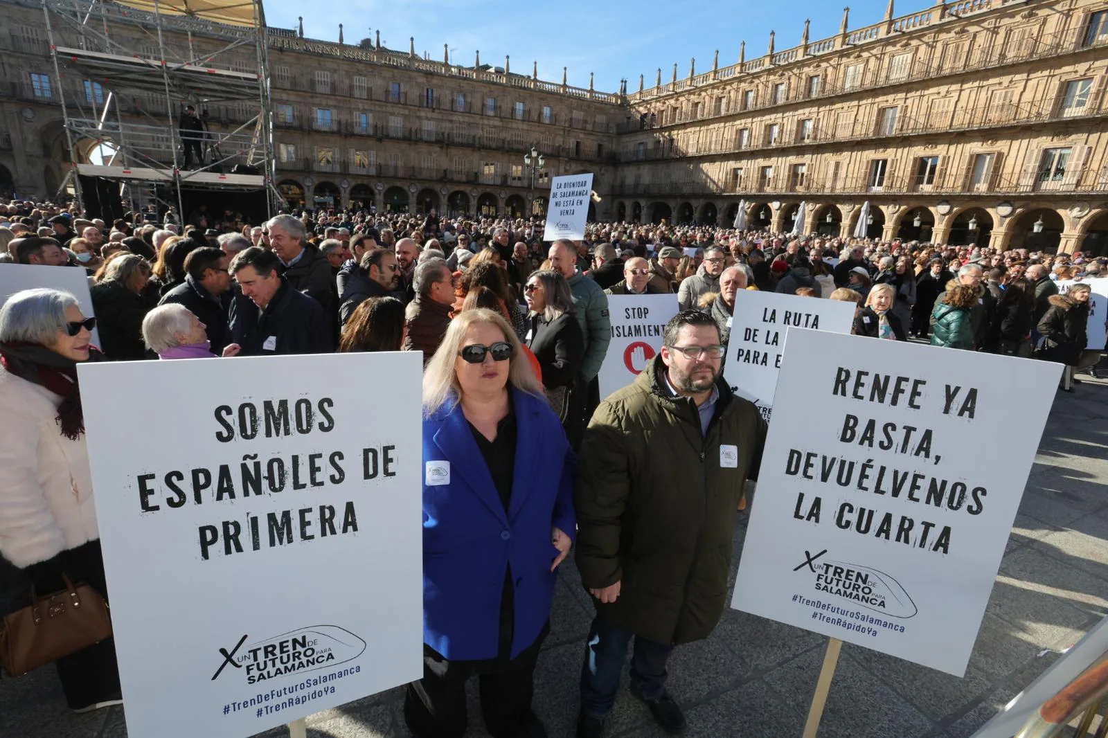 Una Plaza Mayor abarrotada exige &#039;un tren de futuro&#039; en Salamanca