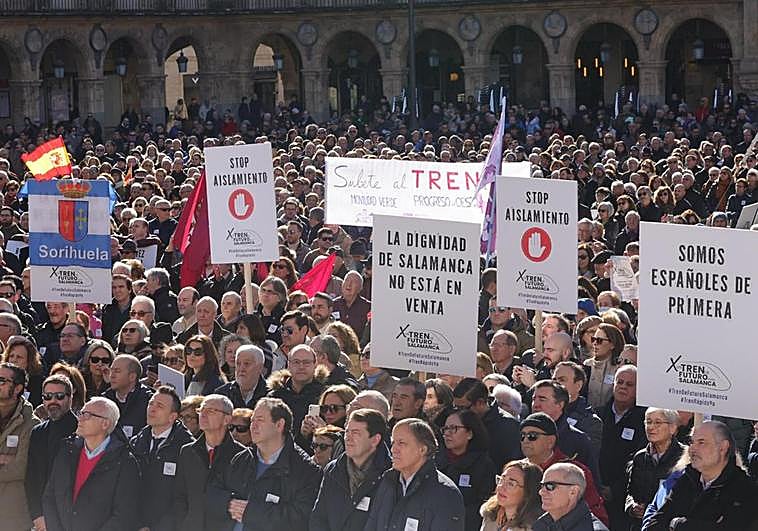 Los asistentes a la manifestación portan pancartas reivindicativas para pedir mejoras en las conexiones ferroviarias.