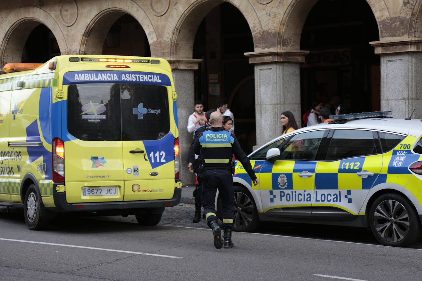 En imagen de archivo, una ambulancia y la Policía Local en Gran Vía.
