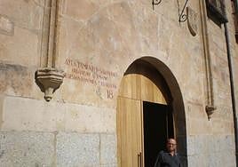 Un hombre sale de la sede del OAGER en la plaza de la Libertad, en una imagen de archivo.