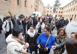 Turistas ante la fachada de la Universidad de Salamanca.