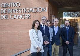 Xosé Bustelo junto a su equipo