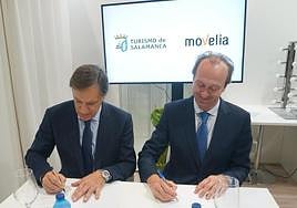 Carlos García Carbayo y Christian Pauwels firman el acuerdo.