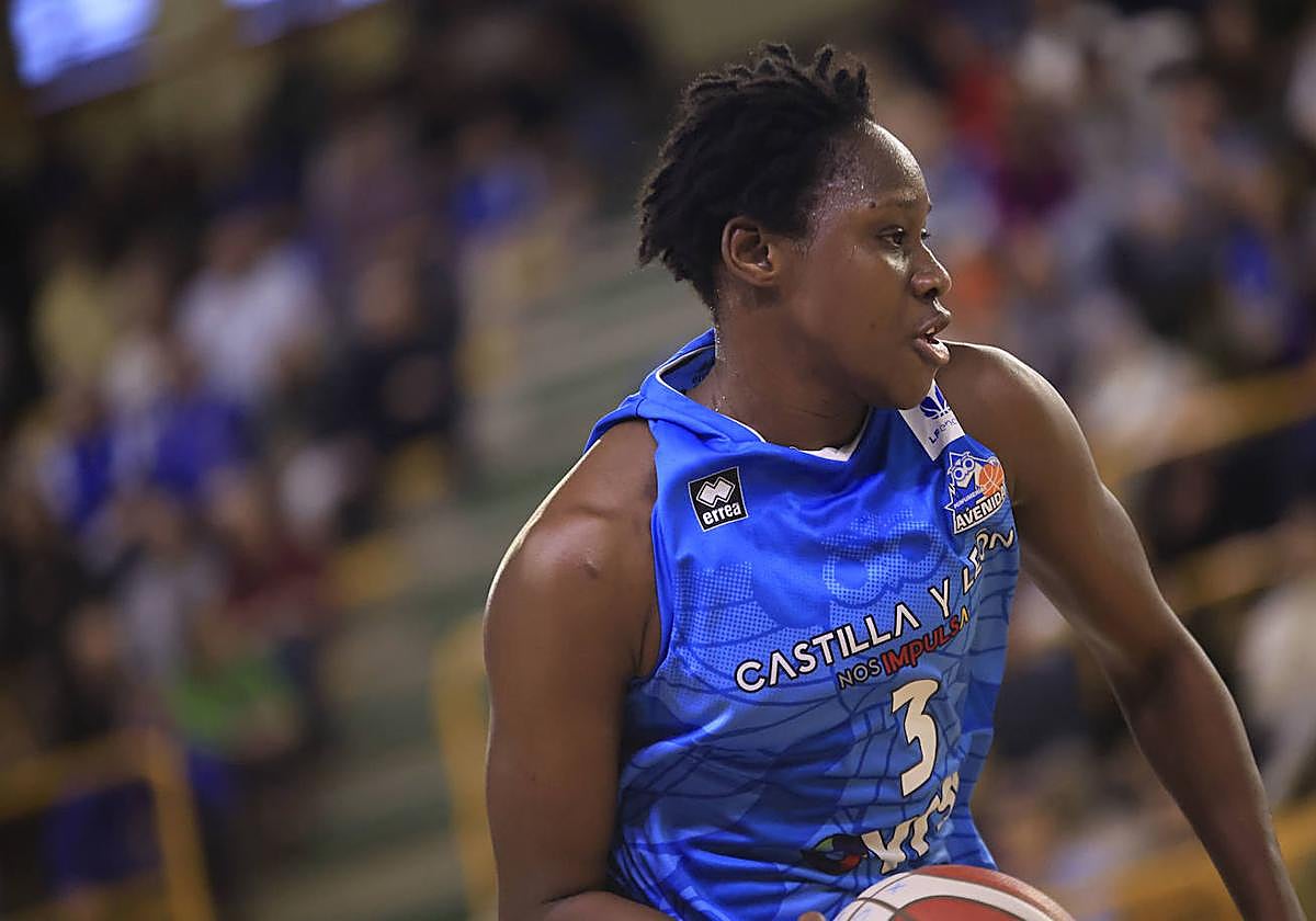 Sika Koné, jugadora de Perfumerías Avenida durante un partido