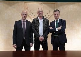 El acto contó con la presencia de Miguel Ángel Vicente, Presidente de Pyfano y por parte de Caja Rural, Vicente Jaén, Director del Área de Negocio acompañados por Carlos Marino Pérez, Director Comercial.
