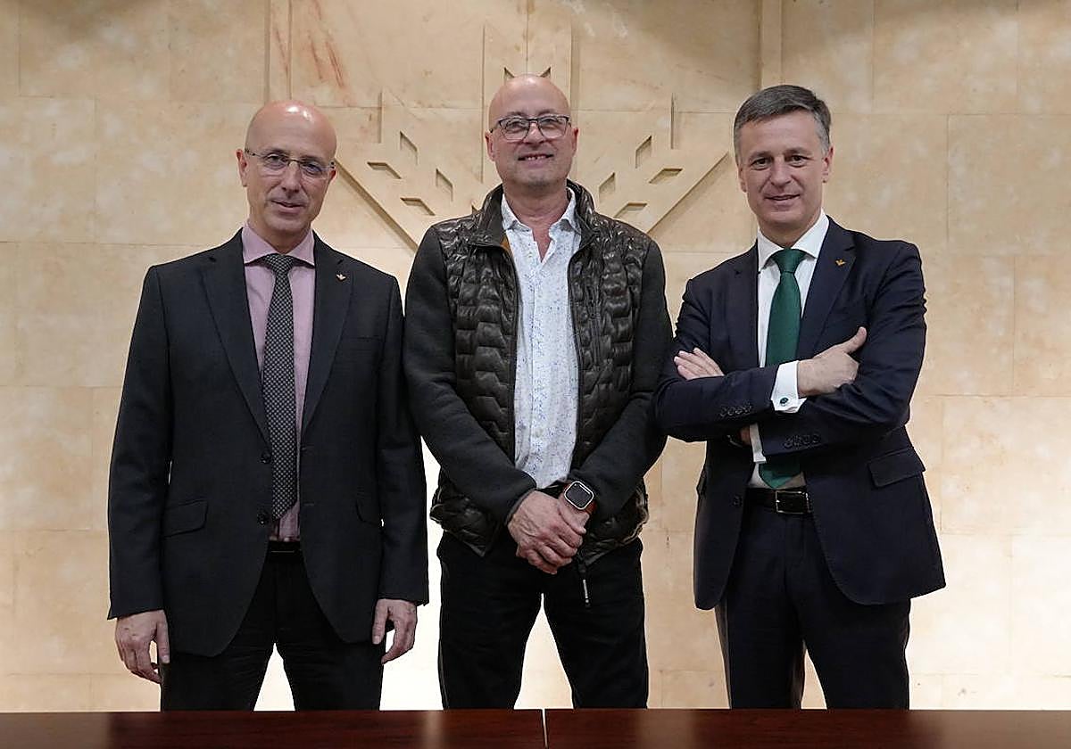 El acto contó con la presencia de Miguel Ángel Vicente, Presidente de Pyfano y por parte de Caja Rural, Vicente Jaén, Director del Área de Negocio acompañados por Carlos Marino Pérez, Director Comercial.