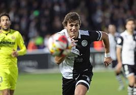 Slavy, delantero de Unionistas de Salamanca ante el Villarreal