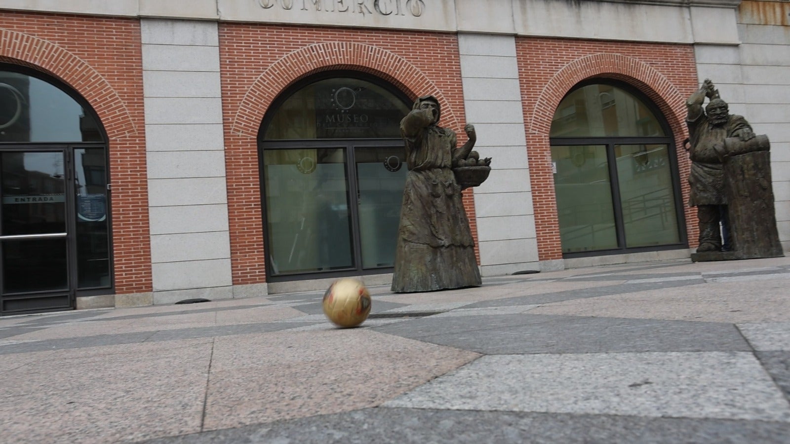 Jugar al balón en las calles de Salamanca: de prohibido a difícil