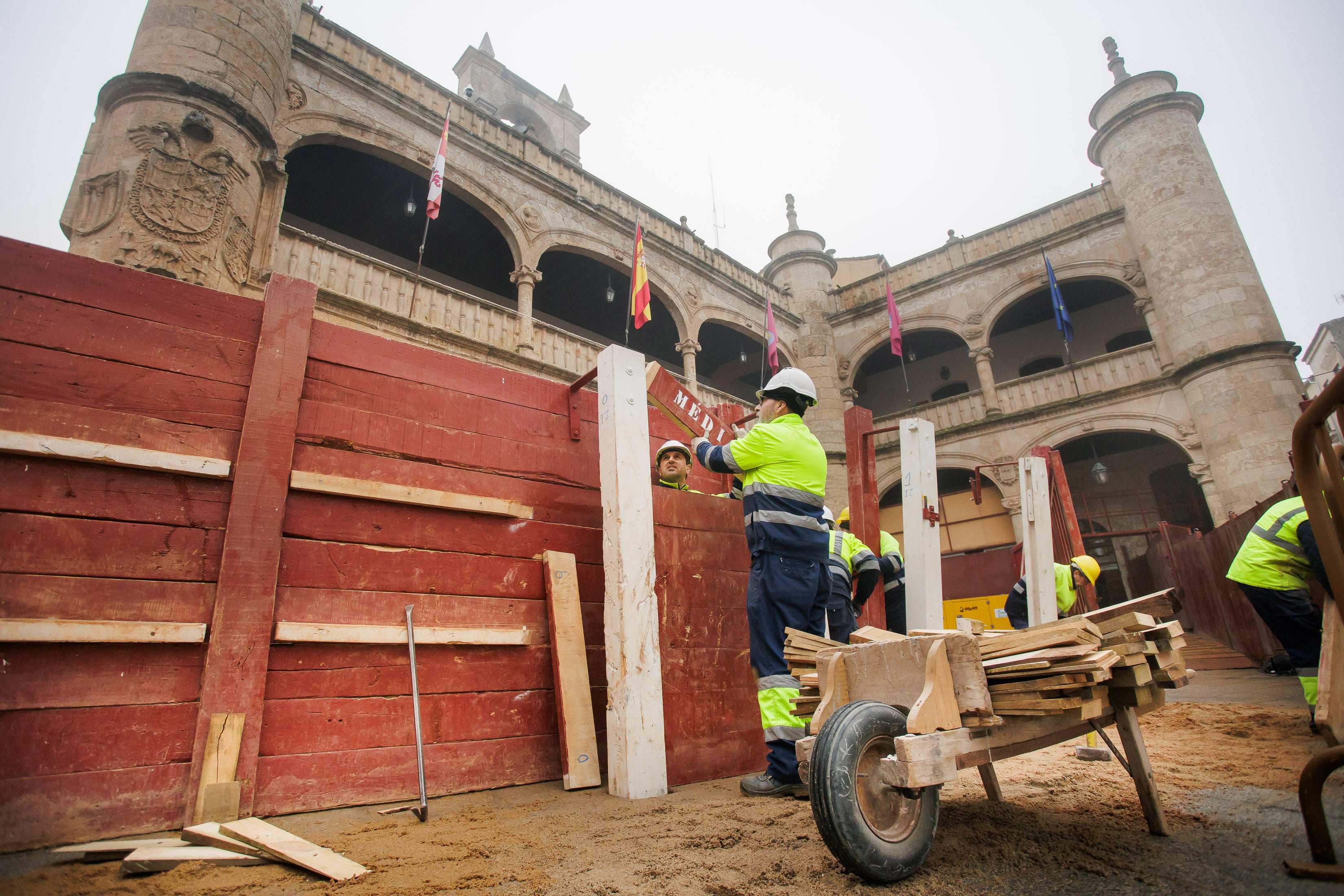 Montaje de la plaza de toros en Ciudad Rodrigo