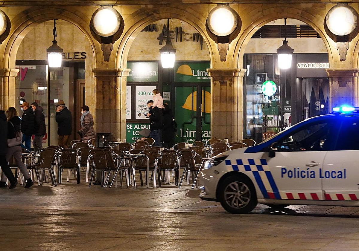 La Policía Local en la Plaza Mayor de Salamanca.