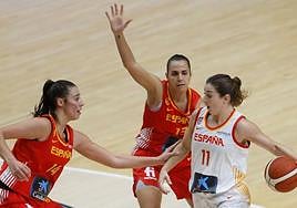 Andera Vilaró, Leo Rodríguez y Raquel Carrera durante un partido amistoso