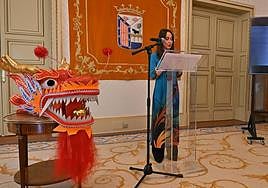 Carmen Seguín, concejala de Festejos, durante la presentación del programa de actividades en el Salón de Recepciones del Ayuntamiento