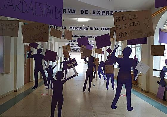 Decoración interior con motivo de un 8M en el instituto salmantino Fernando de Rojas.