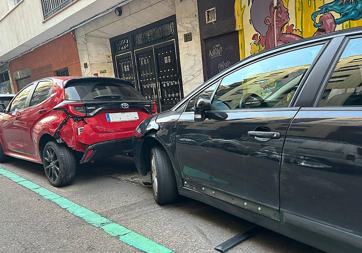 Los dos coches afectados en la calle Antonio Espinosa de Salamanca.