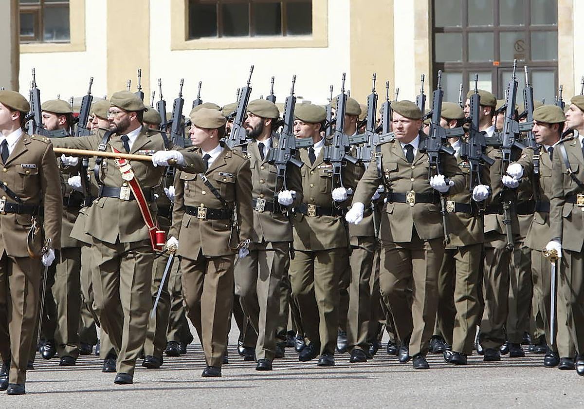 Desfile militar en el Regimiento de Ingenieros 11 de Salamanca.