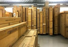 Cajas en el interior del almacén del museo.