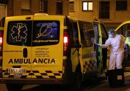 Una ambulancia, de noche, en una imagen de archivo.