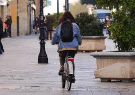 Una joven circula en una bici municipal por Salamanca en una imagen de archivo.