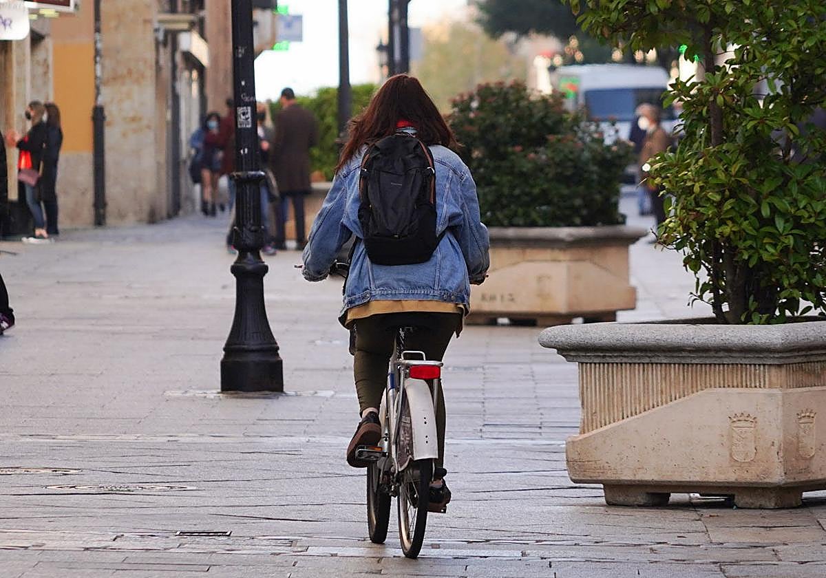 Una joven circula en una bici municipal por Salamanca en una imagen de archivo.