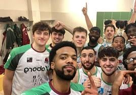 La plantilla del CB Tormes celebra el triunfo.