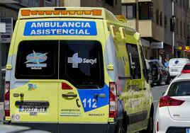 Una ambulancia por Salamanca, en una imagen de archivo.