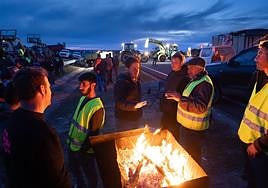 Agricultores cortan la autovía A-62 en Fuentes de Oñoro.