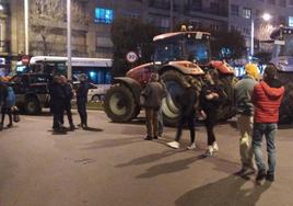 Los tractores mantienen cortada de ncohe la Plaza de España (foto 21 horas).