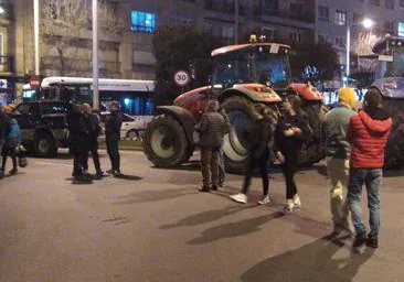 Los tractores mantienen un prolongado corte de calles y carreteras en Salamanca