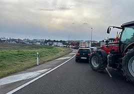 Retenciones en la rotonda de E.Leclerc esta mañana.