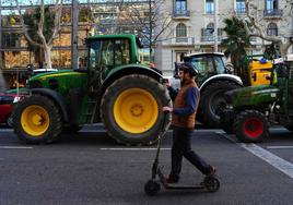 Tractores circulando por las calles de Barcelona.