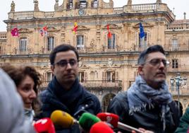 Los concejales socialistas atienden a los medios frente al Ayuntamiento.