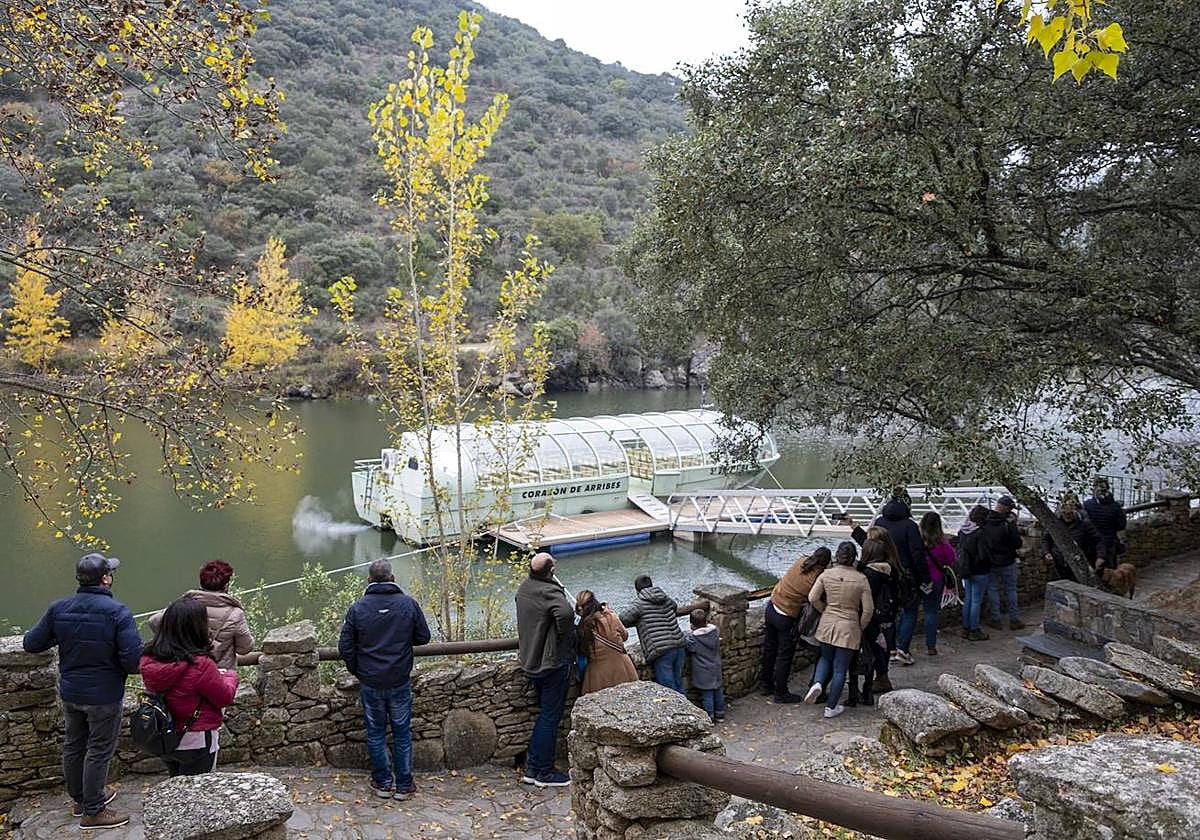 Varios turistas observan el crucero por las Arribes del Duero.