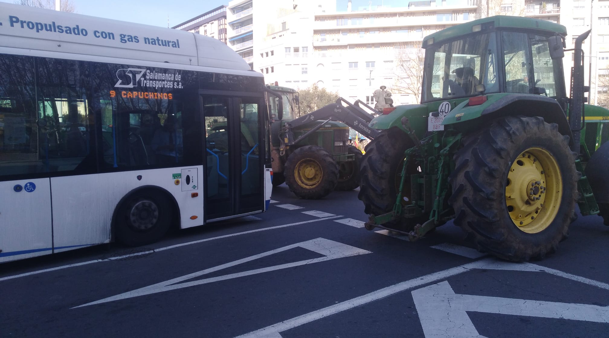 Un autobús bloquedado por los tractores.