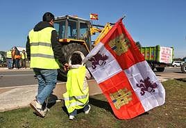 Agricultores cortan la autovía A-62 y N-620 en la Fuente de San Esteban