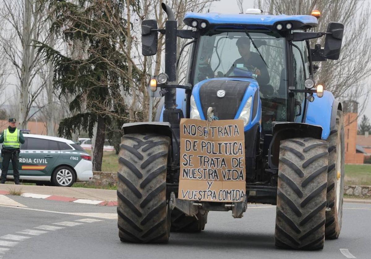 Un tractor en la jornada de huelga mantenida en Salamanca el 7 de febrero