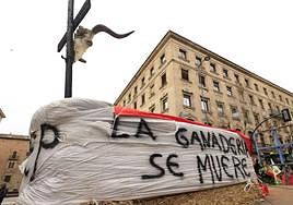 'La ganadería se muere', uno de los mensajes de la tractorada de este jueves
