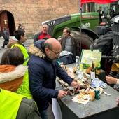 La mesa-tractor para comer y protestar: el invento más curioso de la tractorada de Salamanca