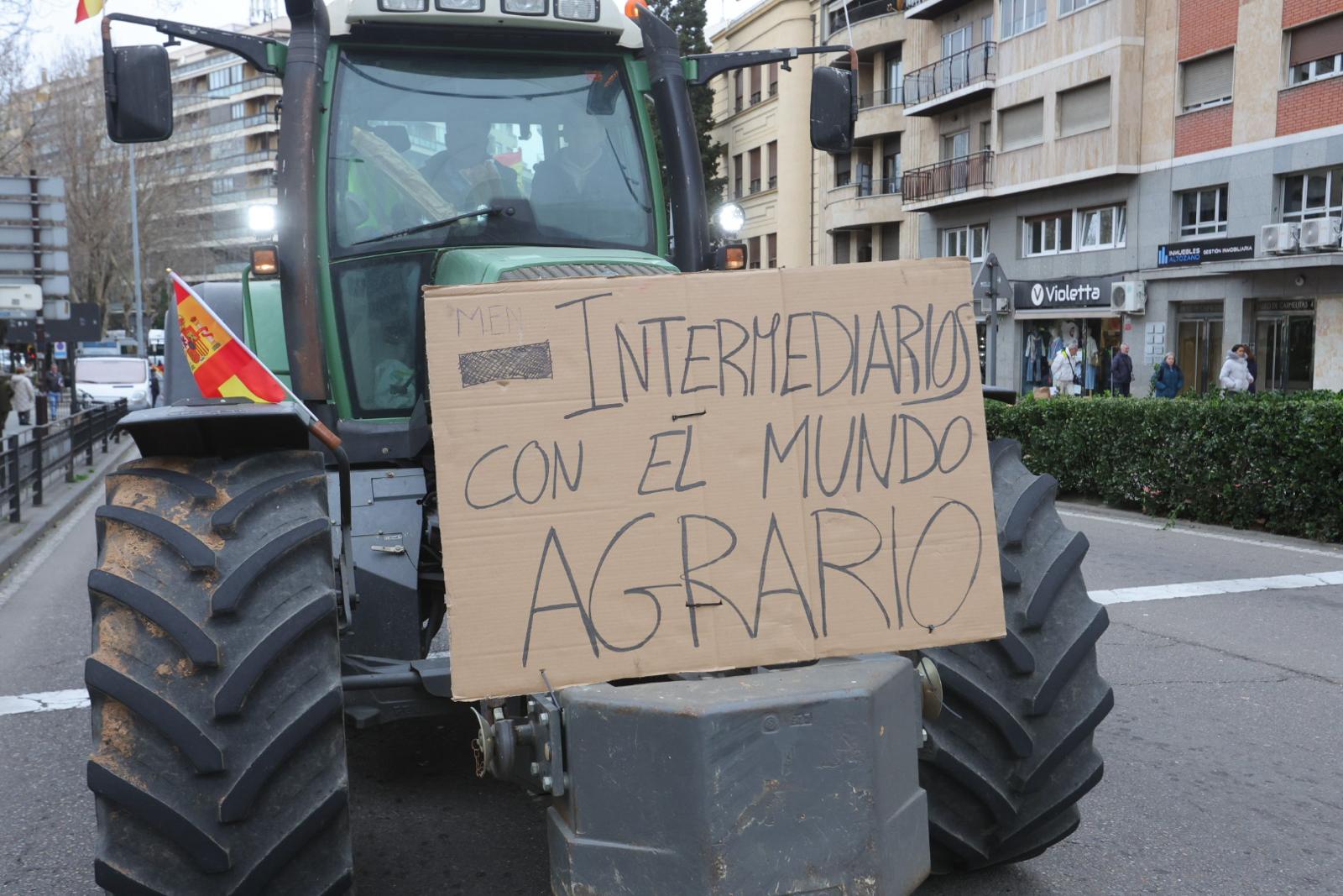 Las pancartas más destacadas de la tractorada en Salamanca