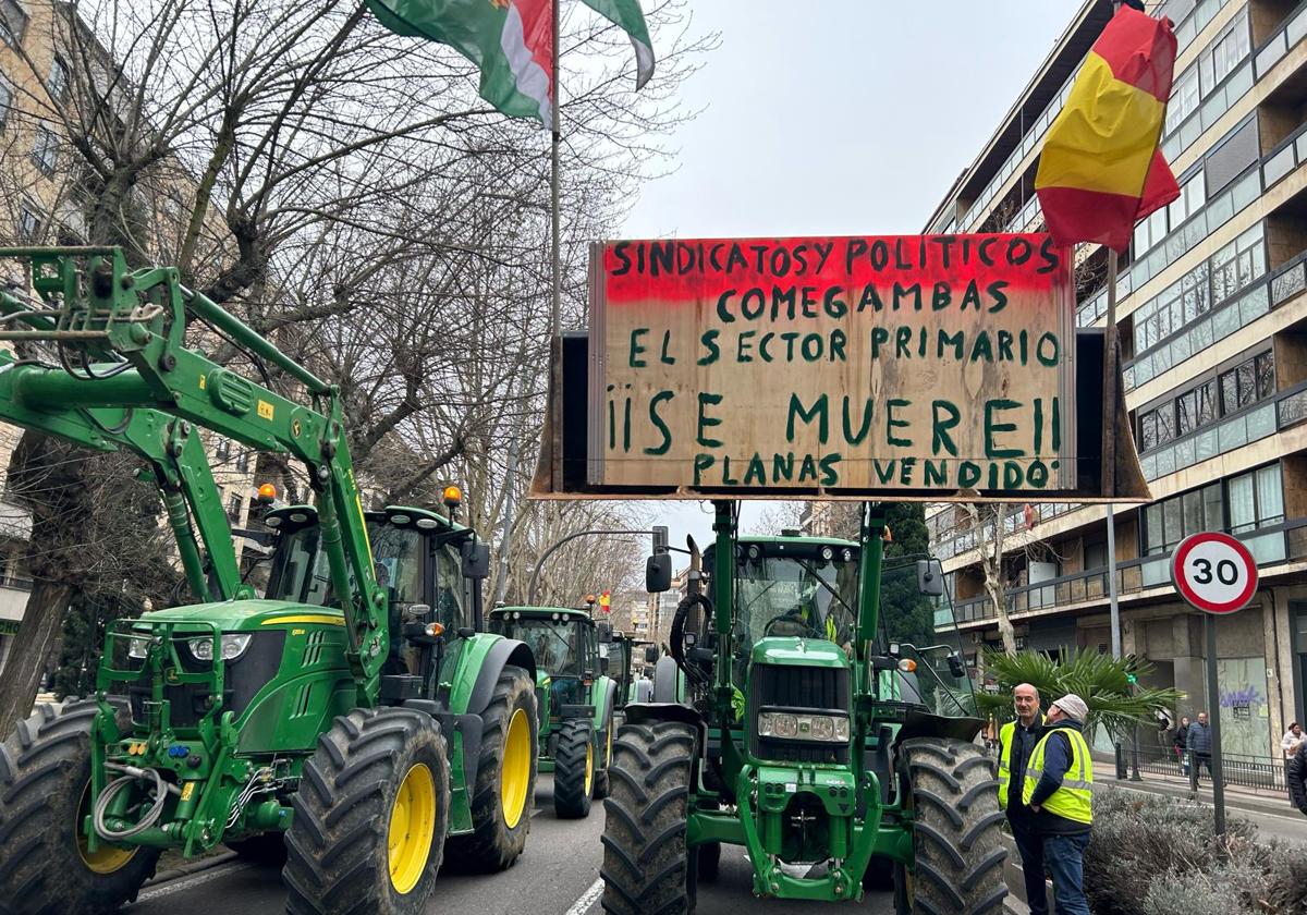 Las pancartas más destacadas de la tractorada en Salamanca