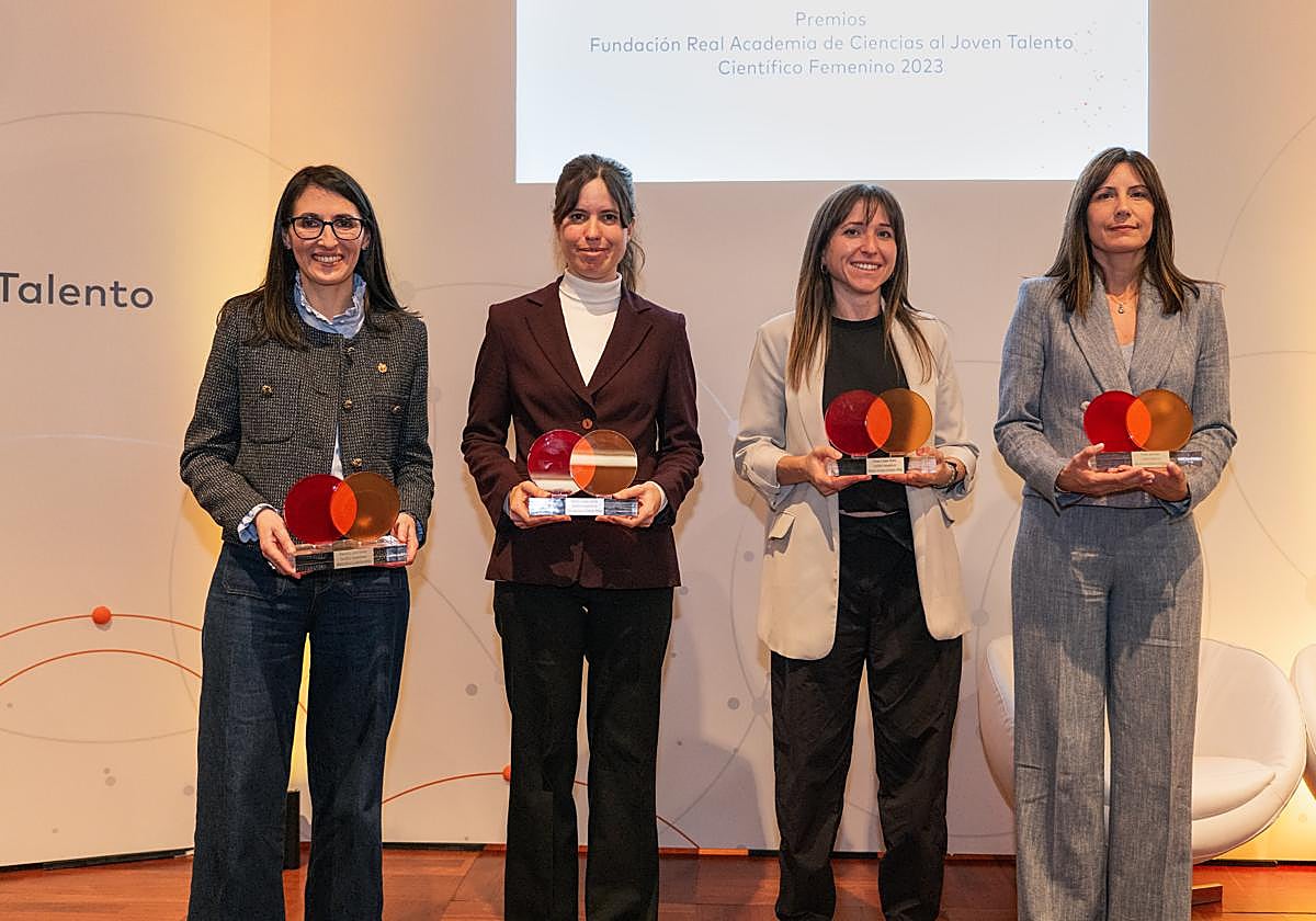 Blanca Ausín junto a las galardonadas en los IV Premios al Joven Talento Científico Femenino