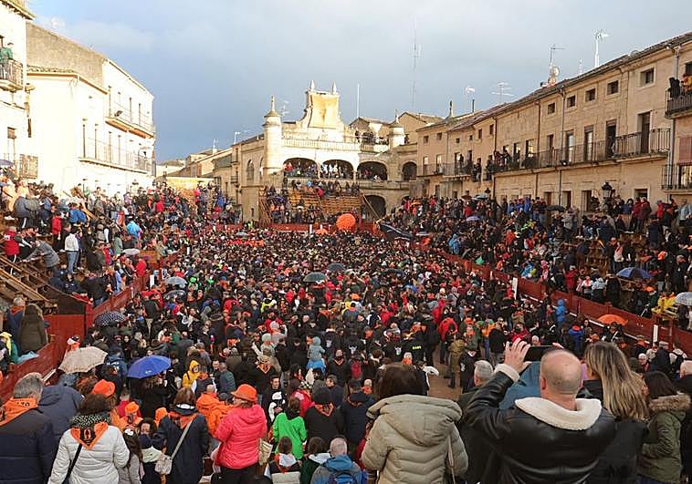 Aspecto de la Plaza Mayor de Ciudad Rodrigo durante el Campanazo.
