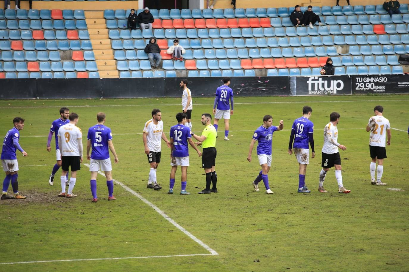 Tarde de barro y 0-0 en el Helmántico