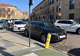 Los vehículos no respetan ni lineas amarillas ni cebras en el barrio de San Vicente.