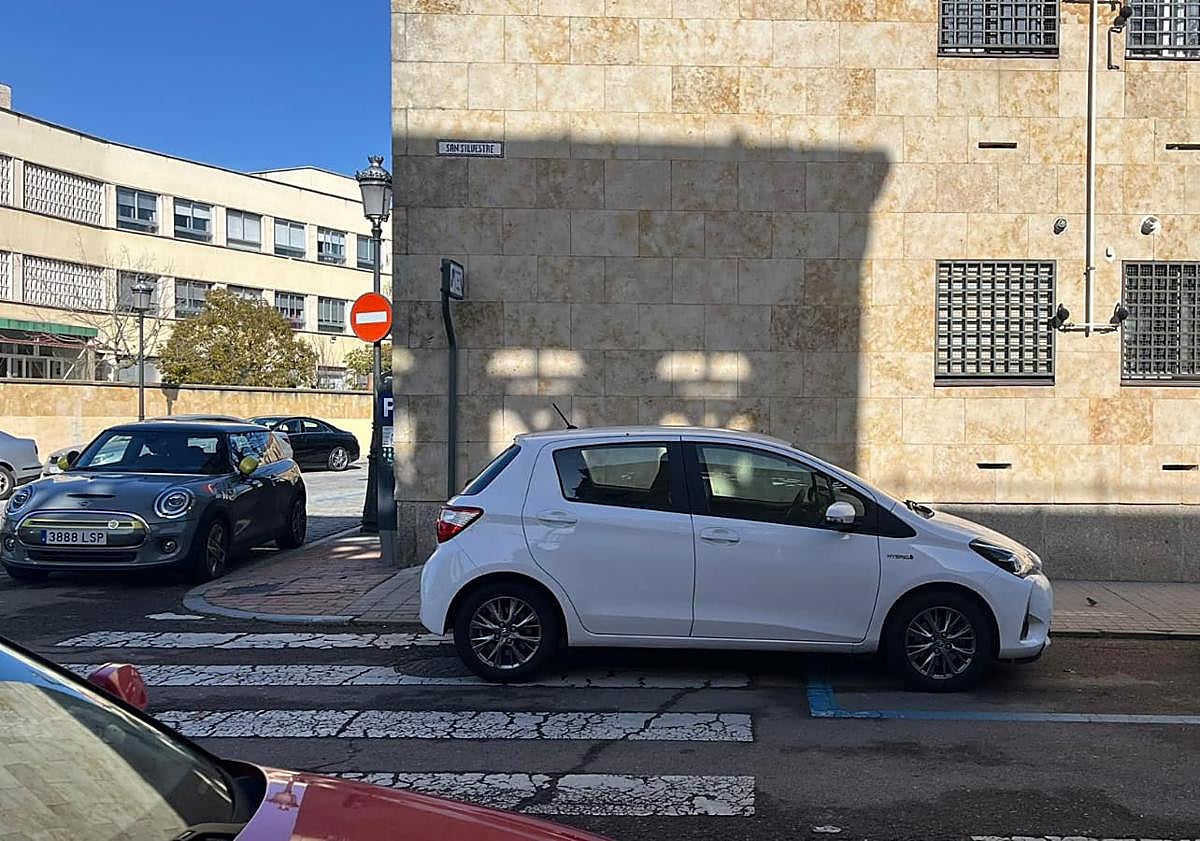 Imagen principal - Quejas en el barrio de San Vicente por los coches aparcados en los pasos de cebra