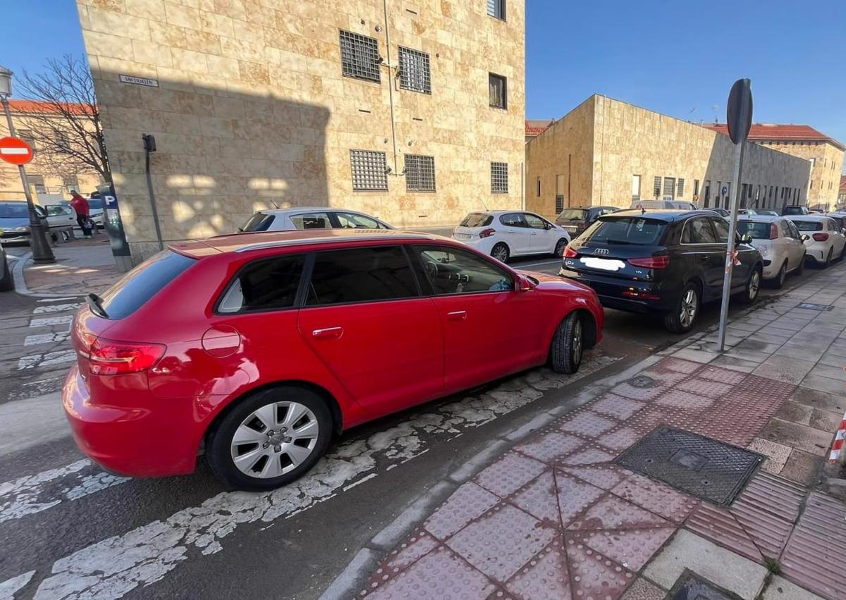 Imagen secundaria 1 - Quejas en el barrio de San Vicente por los coches aparcados en los pasos de cebra